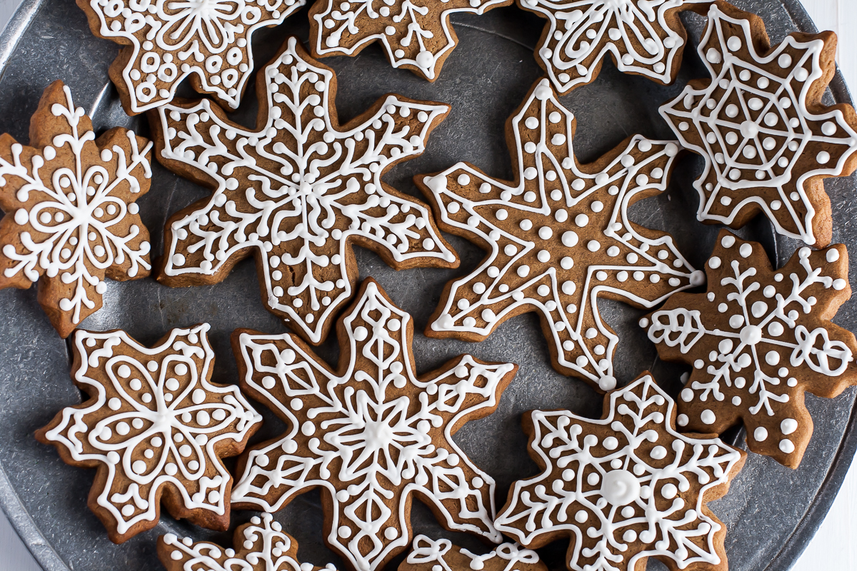 gingerbread-snowflake-cookies