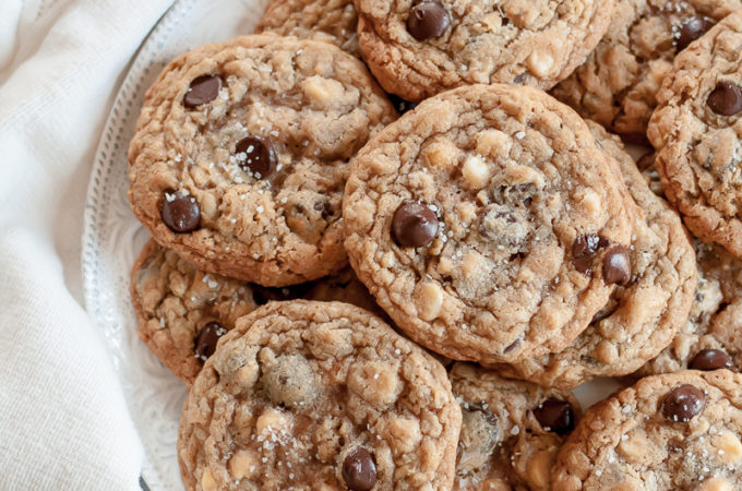 https://countrycupboardcookies.com/wp-content/uploads/2019/03/farmhouse-oatmeal-cookies-2-680x450.jpg